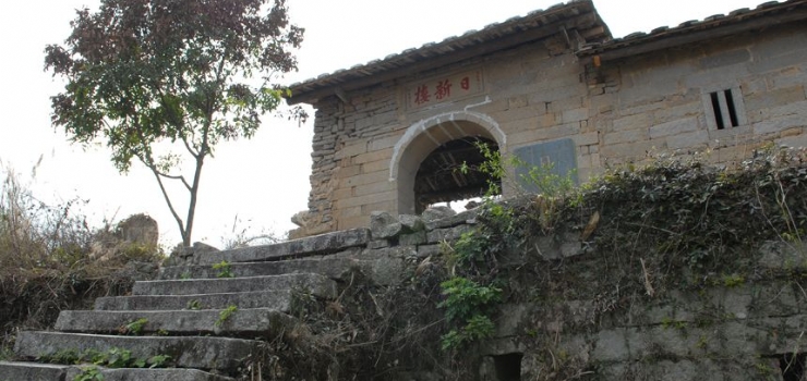 华安是福建土楼的发源地,现存土楼68幢,拥有土楼之母、土楼之王等最具代表性的土楼,具有鲜明的地域特色、浓厚而特殊的历史价值、艺术价值与科学价值,属于福佬民系,在福建土楼中占据不可替代的重要位置。目前,华安土楼旅游区主要由大地土楼群、上坪土楼群、世界竹种源三大景区组成。