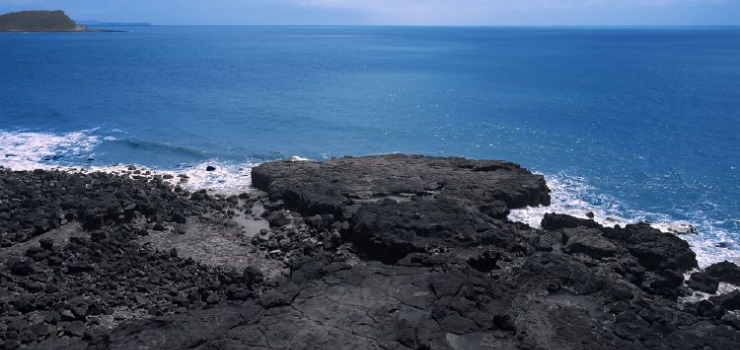 火山岛自然生态风景区衬托在蓝天、碧海、沙滩、绿林之中,集观光旅游、休闲度假、海上娱乐、科普教育等为一体,是一处回归自然、体验生活的综合旅游度假区。 同时景区也是我国现有国家地质公园中规模最大,保存最完好,景观最有特色的火山地质公园。本景区是中国唯一的滨海火山地质地貌风景旅游区,位于台湾海峡西岸、福建省漳州市漳浦县前亭镇海滨一带,海陆域规划面积约100平方公里。2001年3月6日,被中华人民共和国国土资源部批准为首批国家地质公园之一。漳州火山地质公园包括香山、林进屿、南碇岛三大景区和崎沙湾、江口湾、后蔡湾等