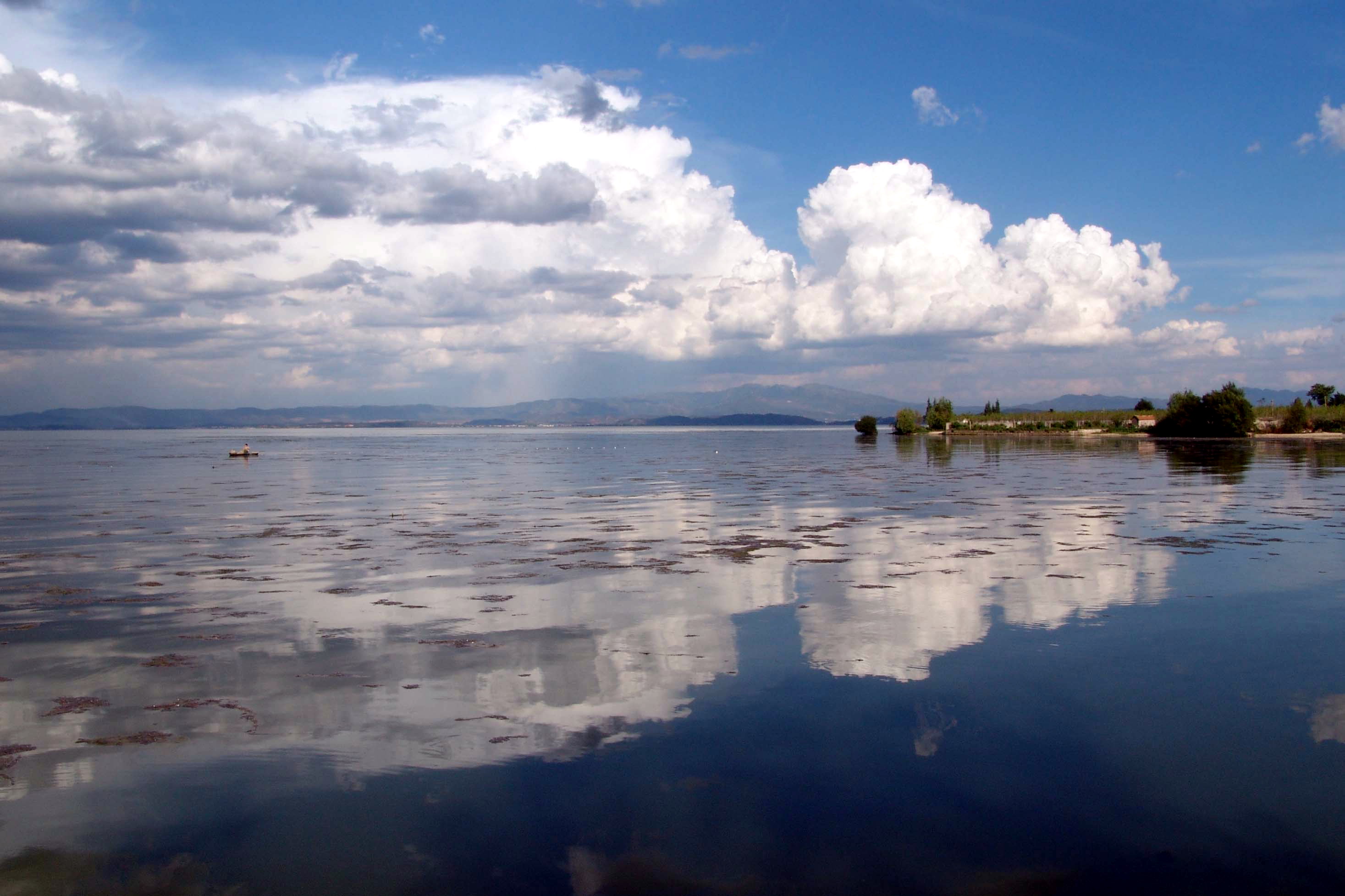 滇池(英文名Tien Lake,亦作Tien Chih或Dian Chi),亦称昆明湖、昆明池(Kun-Ming Chih, 亦作Kunming Chi)。中国云南省大湖。在昆明市西南,连同湖西侧的西山是著名游览、疗养胜地。由构造陷落而成。有盘龙江等河流注入。湖面海拔1,886米,面积330平方公里。平均水深5米,最深8米。湖水在西南海口洩出,称螳螂川,为金沙江支流普渡河上源。 滇池是云南省最大的淡水湖,素有高原明珠之称。过去环湖地区常有洪涝水患,早在1262年就在盘龙江上建松华坝,1268年