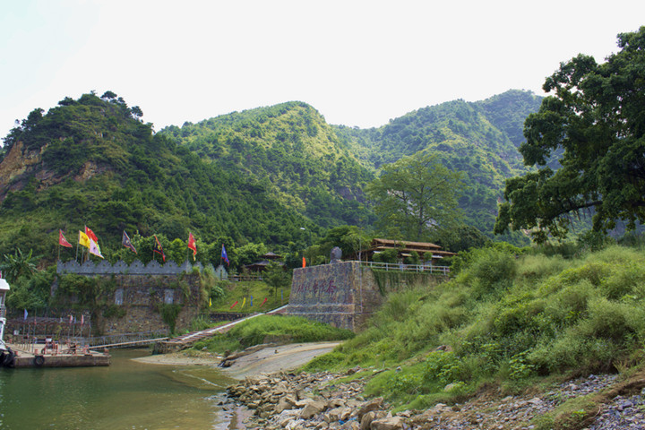 山 连着山,水连着水,沿江两岸悬崖百丈,凤凰岩,古塔岩,宣德岩,朝天岩