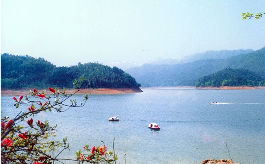 优待政策:1.免票政策:儿童身高1.2米(不含)以下免费;70周岁(含)以上老年人持老年证免票。2.优惠政策:儿童身高1.21.5米(含)、学生、现役军人、军队离退休干部持有效证件购景区优惠票。3.以上信息仅供参考,具体信息请以桃花江竹海景区当天披露为准。费用包含:预定该门票仅包含桃花江竹海风景区参观票。,退改规则1.