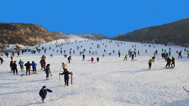 山西雪花山滑雪场嬉雪乐园