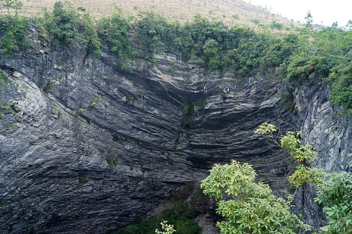 景区特色 通天箩在地质学上叫漏斗,是由于溶洞陷塌或地表水流入地下时