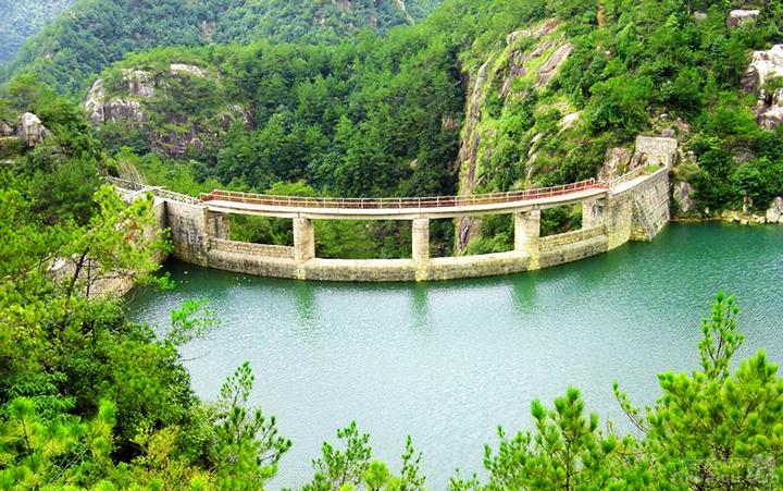 天台山龙穿峡 景区介绍 万峰攒翠涧瀑泄银的龙穿峡风景区位于国家级