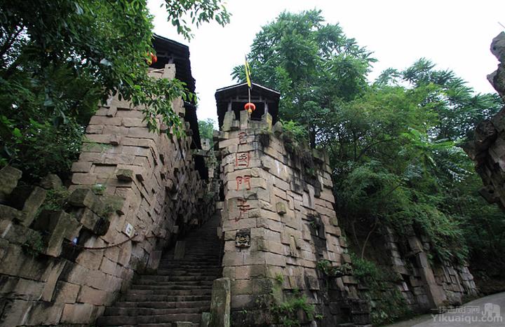 以巴文化为魂,巴人石头城建筑特色鲜明——是"用石头在石头上建起来的