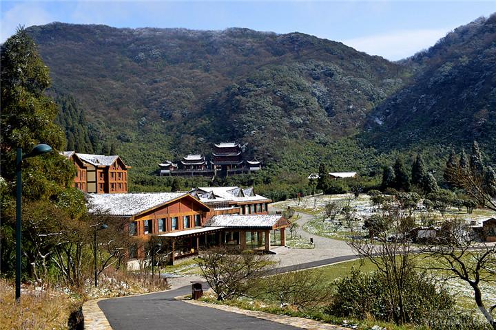 重庆金佛山 景区特色 冬天的金佛山,更是南国独特的一景,漫天的飞雪